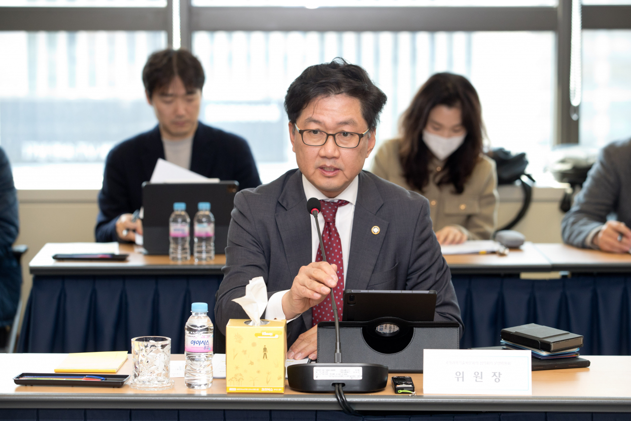 류광준 과학기술정보통신부 과학기술혁신본부장이 13일 오후 서울 종로구 광화문교보빌딩 국가과학기술자문회의 대회의실에서 '국가과학기술자문회의 제58회 운영위원회' 를 주재하고 있다.[과기정통부 제공]