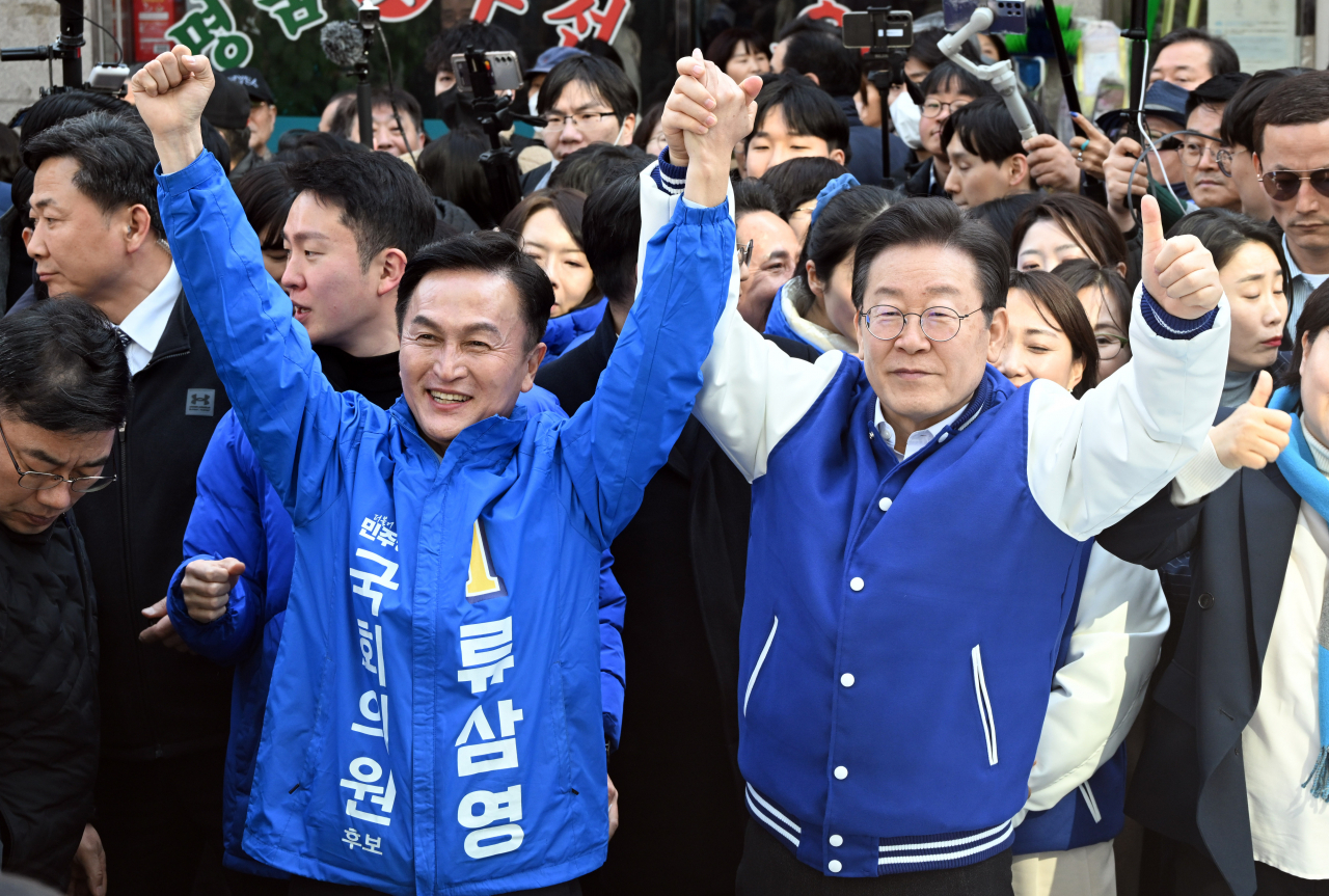 이재명 더불어민주당 대표가 13일 서울 동작을에 출마하는 류삼영 후보와 함께 남성사계시장을 방문, 시민들에게 인사를 하고 있다. [연합]