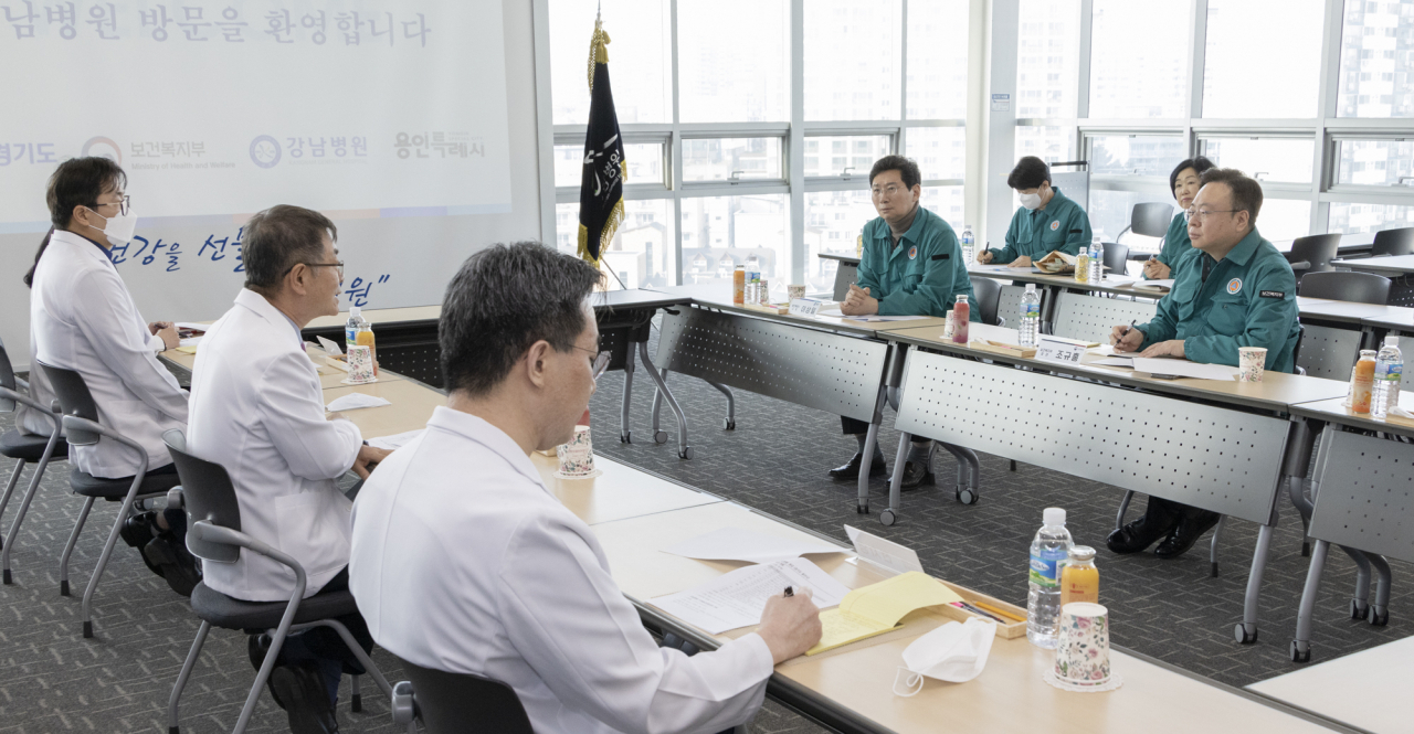 의사 집단행동 대응 중앙재난안전대책본부 조규홍 제1차장(보건복지부 장관)이 13일 경기도 용인 강남병원 응급의료센터를 방문해 현장 종사자들과 간담회를 하고 있다. [연합]