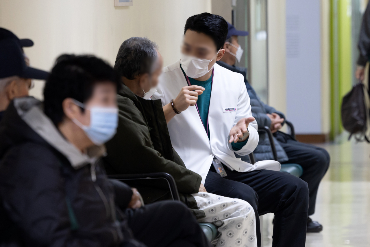 전공의 파업이 장기화되가고 있는 가운데 13일 서울 시내의 한 병원에서 의료인이 환자를 살피고 있다. [연합]