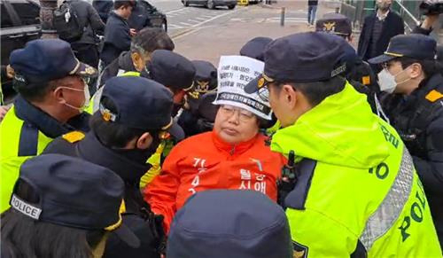 경찰에 연행되는 이형숙 서울장애인차별철폐연대 공동대표[연합]