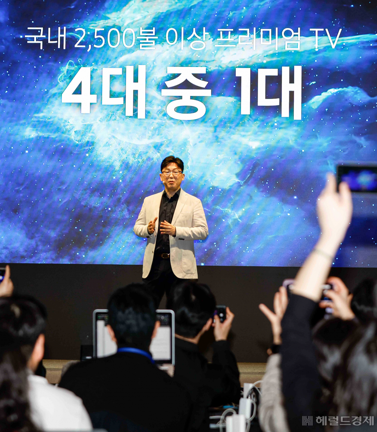 용석우 삼성전자 영상디스플레이사업부장(사장)이 13일 삼성전자 서초사옥에서 가진 신제품 출시 기념행사에서 발표하고 있다. 이상섭 기자