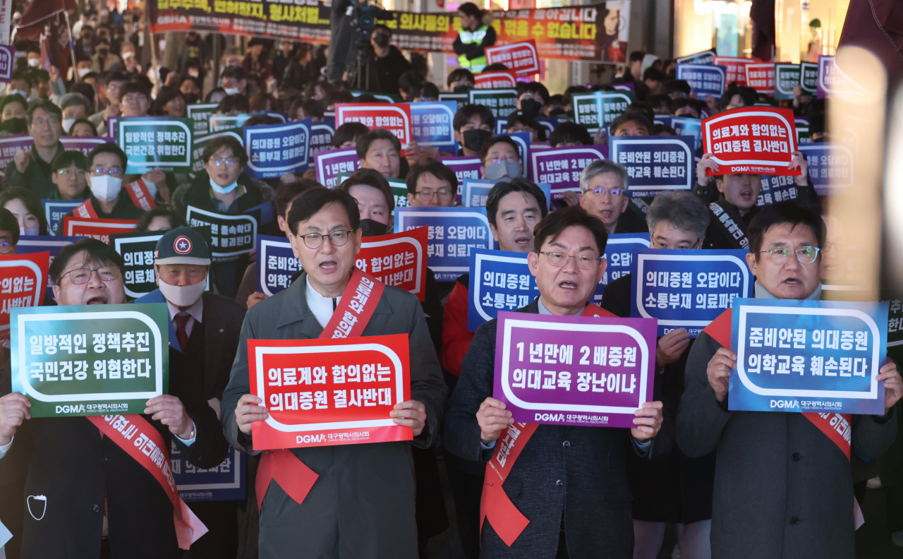 13일 오후 대구 동성로에서 대구시의사회와 경북도의사회 소속 회원들이 정부의 의대 정원 증원 정책이 포함된 '의료개혁 4대 패키지 정책' 추진을 비판하는 'Stop! 의료 정상화를 촉구하는 대시민 설명회'를 열고 있다. [연합]