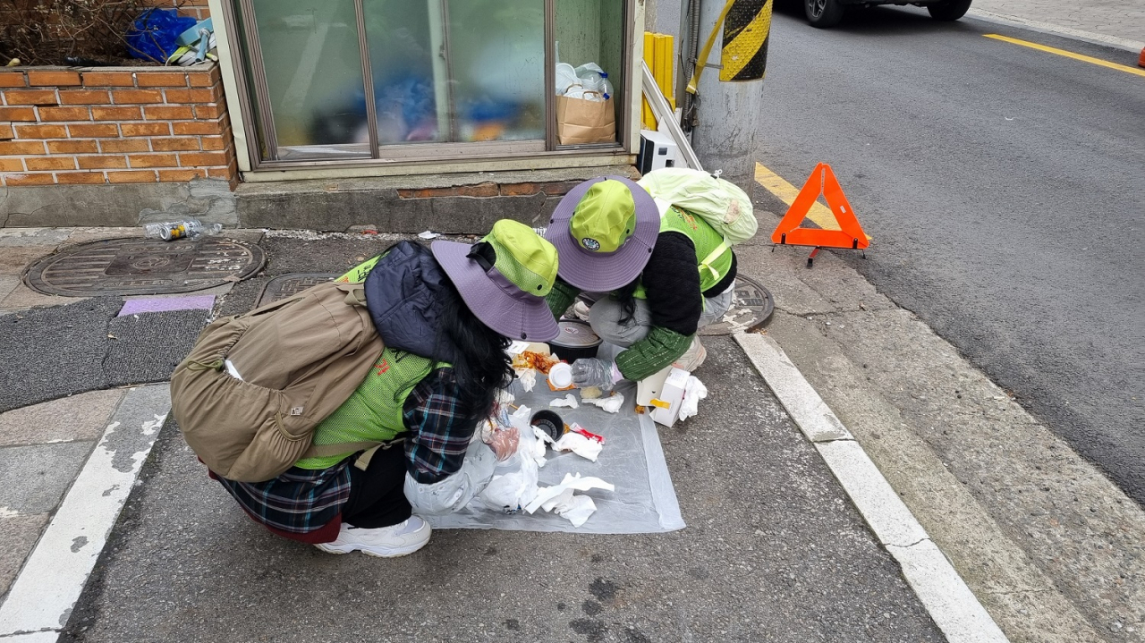 서울 관악구는 쓰레기 무단투기보안관 15명을 채용했다고 14일 밝혔다.[관악구 제공]