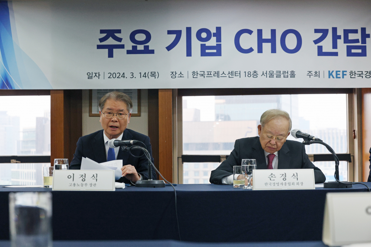 이정식 고용노동부 장관이 14일 오전 서울 중구 프레스센터에서 열린 주요기업 CHO(최고인사책임자) 간담회에서 발언하고 있다. 오른쪽은 손경식 한국경영자총협회(경총) 회장. [연합]