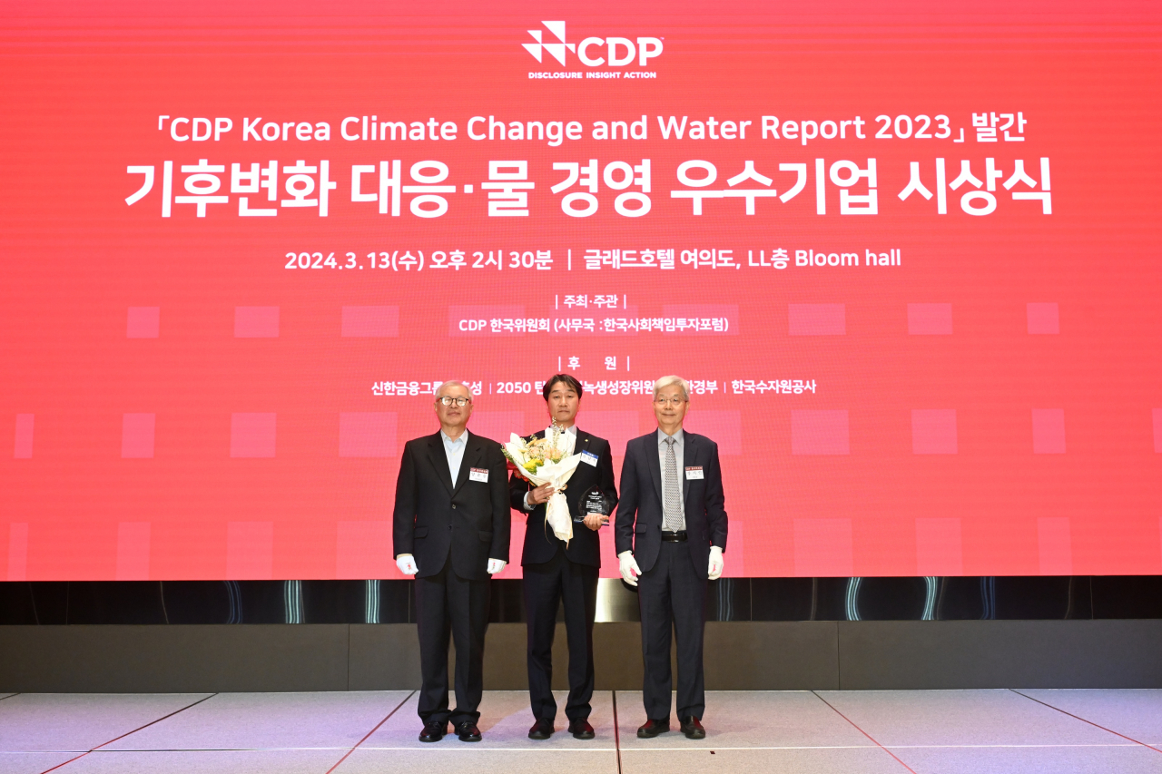 김남욱(가운데) ㈜한화 ESG협의체 환경경영모듈장 등이 시상식에서 기념촬영을 하고 있다. [한화 제공]