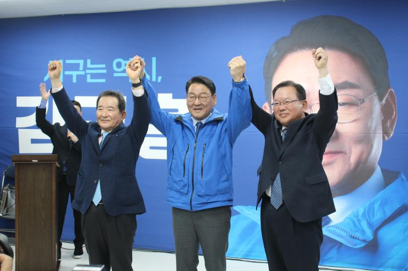 김교흥 후보〈중앙〉가 지난 13일 선거사무소를 개소하고 정세균·김부겸 전 국무총리와 총서 필승을 다지고 있다.