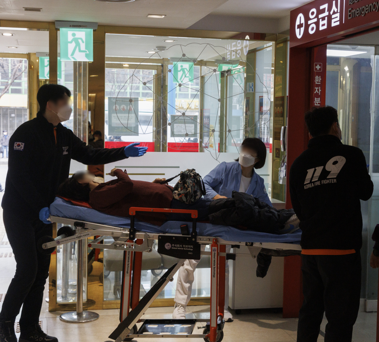 서울 영등포구 뇌혈관전문 명지성모병원에 지난 11일 119 구급대원들이 환자를 이송하고 있는 모습 [연합]