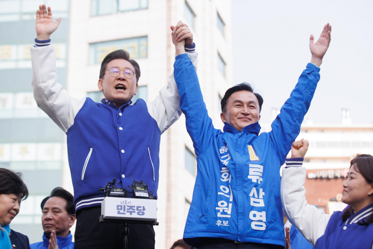 더불어민주당 이재명 대표가 13일 서울 동작을에 출마하는 류삼영 후보와 함께 남성사계시장을 방문, 시민들에게 인사를 하고 있다. [연합]