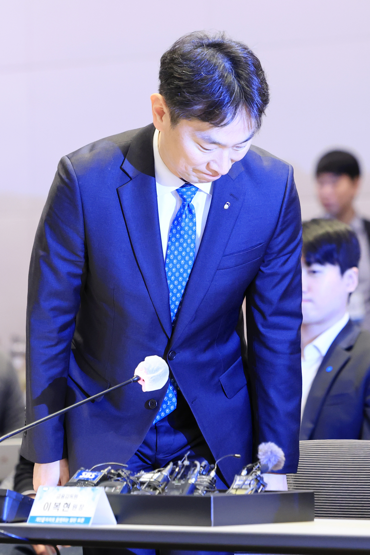 이복현 금융감독원장이 13일 오전 서울 영등포구 여의도 FKI타워 컨퍼런스센터에서 열린 '개인투자자와 함께하는 열린 토론'에 참석해 인사하고 있다. [연합]