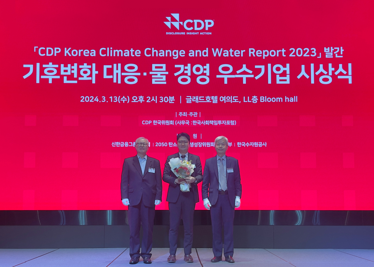 유봉운(가운데) SK네트웍스 경영지원본부장이 지난 13일 여의도 글래드호텔에서 열린 ‘2023 CDP 코리아 어워드’에서 산업재 부문 ‘탄소경영 섹터 아너스 상’을 수상한 뒤 기념사진을 촬영하고 있다. [SK네트웍스 제공]
