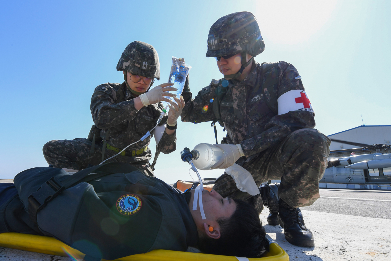 13일, 자유의 방패(FS) 연습 일환으로 진행된 전시 한미 연합 의무지원훈련에서 해군 해상기동헬기(UH-60)로 이동한 해군 2함대 군 의료진이 덕적도에서 발생한 외상환자를 응급조치 하고 있다.[해군 제공]