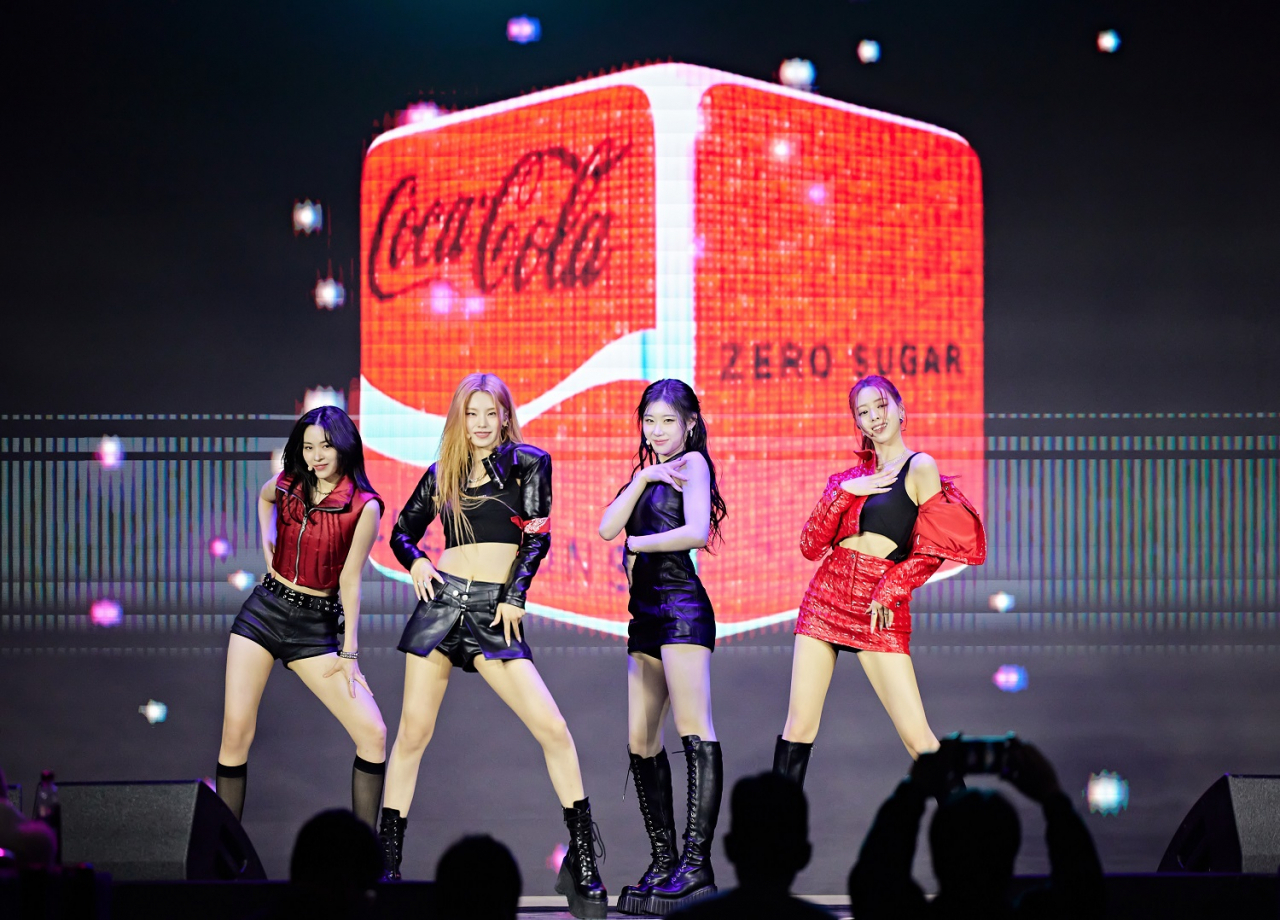 지난 2월 진행한 한정판 프로젝트인 ‘코카-콜라 제로 한류(K-Wave)’ ITZY 오프닝 무대. [코카-콜라 제공]