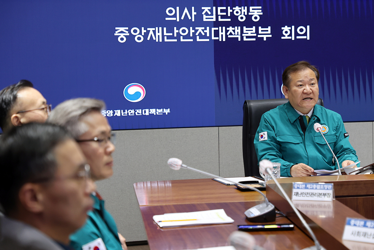 이상민 ‘의사 집단행동 중앙재난안전대책본부(중대본)’ 제2차장(행정안전부 장관)이 14일 정부서울청사에서 중대본 회의를 주재하며 모두발언을 하고 있다.[행정안전부 제공]