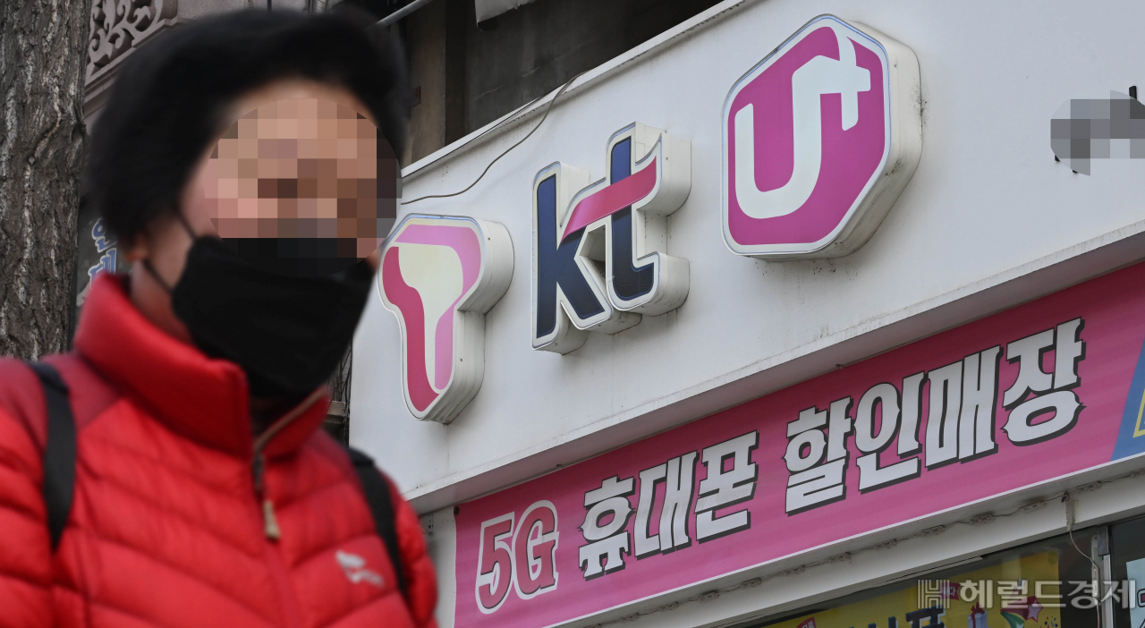 방송통신위원회가 이동통신단말장치 유통구조 개선에 관한 법률(단통법) 시행령을 개정한 가운데 시행 첫 날인 14일 오전 서울 시내 한 휴대폰 매장 앞을 시민이 지나고 있다. 이상섭 기자