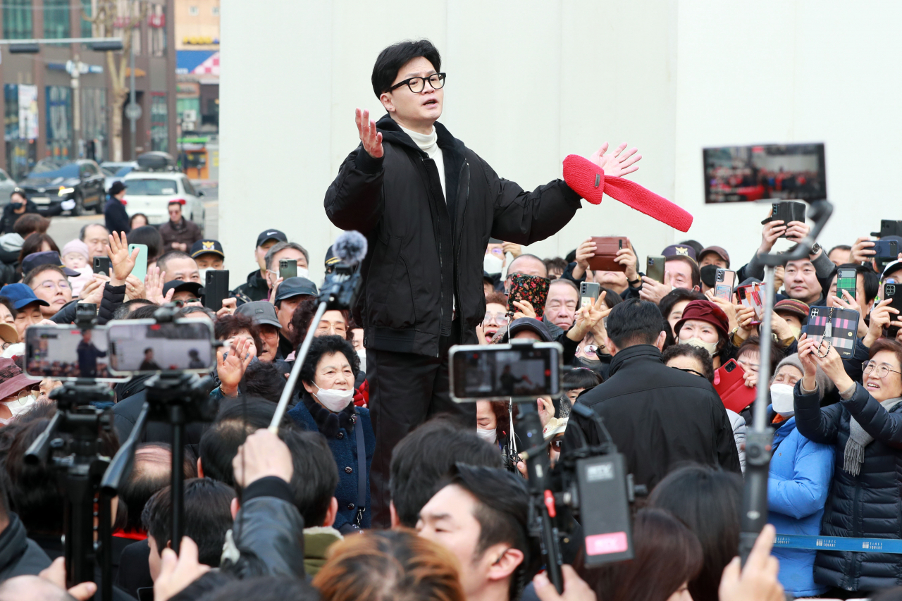 한동훈 국민의힘 비상대책위원장이 12일 오후 서울 영등포구 타임스퀘어 앞 광장에서 시민들에게 인사하고 있다. [연합]