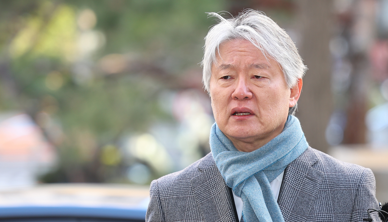 노환규 전 대한의사협회 회장이 지난 9일 오전 전공의 집단 사직 공모 의혹과 관련해 경찰 조사를 받기 위해 서울 마포구 서울경찰청 공공범죄수사대로 출석하기 전 입장을 표명하고 있다. 연합뉴스