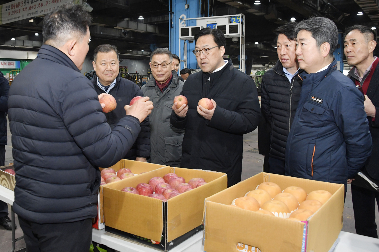 김병환 기획재정부 차관이 3월 14일 오전 서울 송파구 가락농수산물종합도매시장을 방문해 과일(사과, 배 등) 가격동향을 점검하고 있다. [기획재정부]