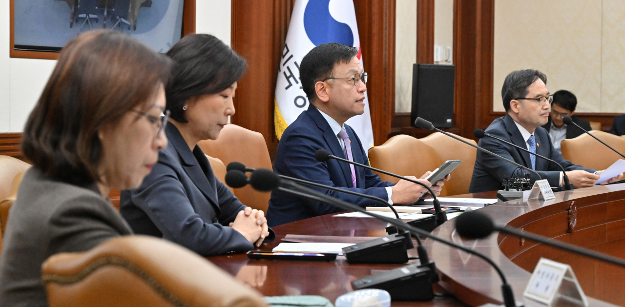 최상목(오른쪽 두 번째) 경제부총리 겸 기획재정부 장관이 13일 서울 종로구 정부서울청사에서 열린 비상경제장관회의에 참석해 모두발언을 하고 있다. 임세준 기자
