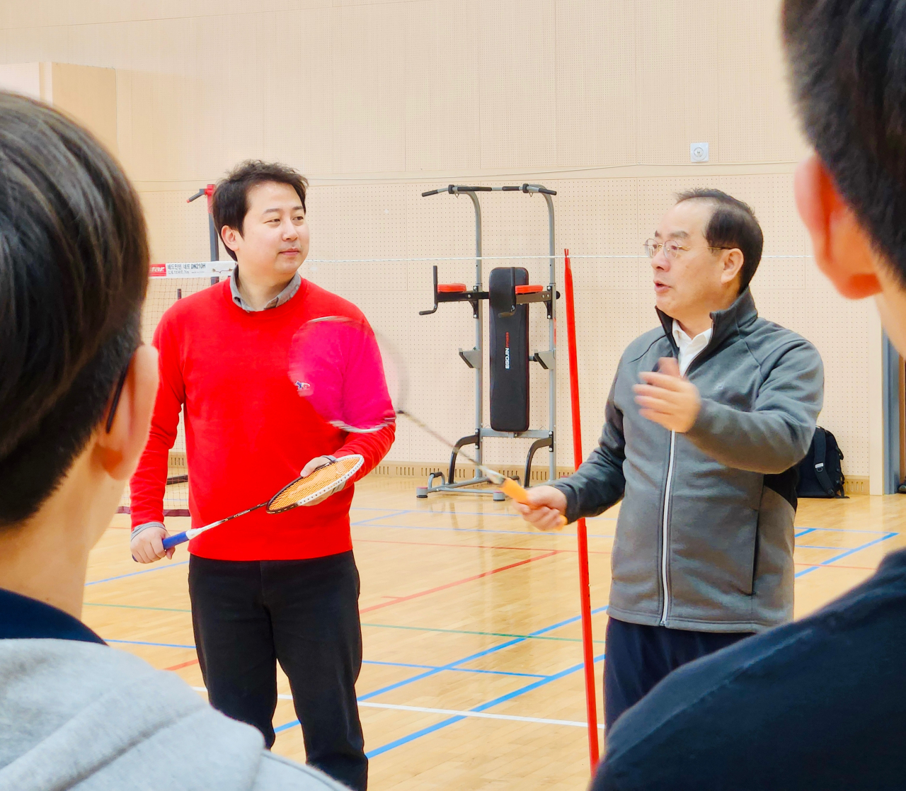 장예찬 부산 수영구 국회의원 후보가 14일 오전 수영구 동수영중학교에서 하윤수 부산시교육감과 함께 아침체인지에 참여하고 있다. [사진=부산교육청]