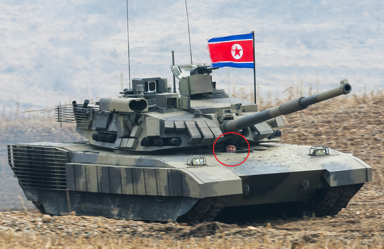 김정은 북한 국무위원장이 새로 공개한 신형 주력 탱크를 직접 몰며 전쟁준비를 다시 한번 강조했다. 북한 노동당 기관지 노동신문은 김 위원장이 전날 ‘조선인민군 땅크(탱크)병 대연합부대간 대항훈련경기’를 지도했다고 14일 보도했다. 빨간색 원 안은 김 위원장이 신형 탱크를 모는 모습. [평양 노동신문=뉴스1]