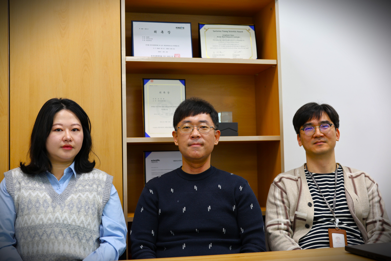 이번 연구를 수행한 한국뇌연구원 연구진. 이슬아(왼쪽부터) 박사후 연수연구원, 윤종혁 책임연구원, 이찬희 선임연구원.[한국뇌연구원 제공]