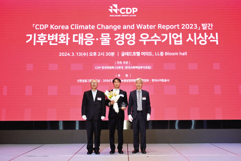 김남욱(가운데) ㈜한화 ESG협의체 환경경영모듈장 등이 시상식에서 기념촬영을 하고 있다. [한화 제공]