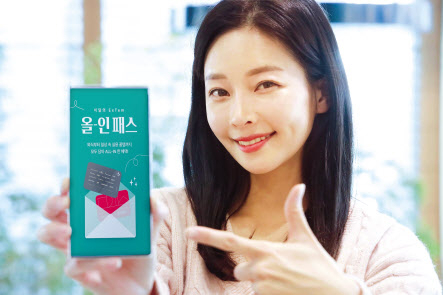 모델이 LG유플러스 전용 멤버십 혜택인 ‘올인패스’를 소개하고 있다. [LG유플러스 제공]