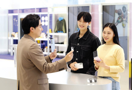 고객들이 갤럭시 AI가 적용된 삼성전자 스마트폰을 살펴보고 있다. [삼성전자 제공]