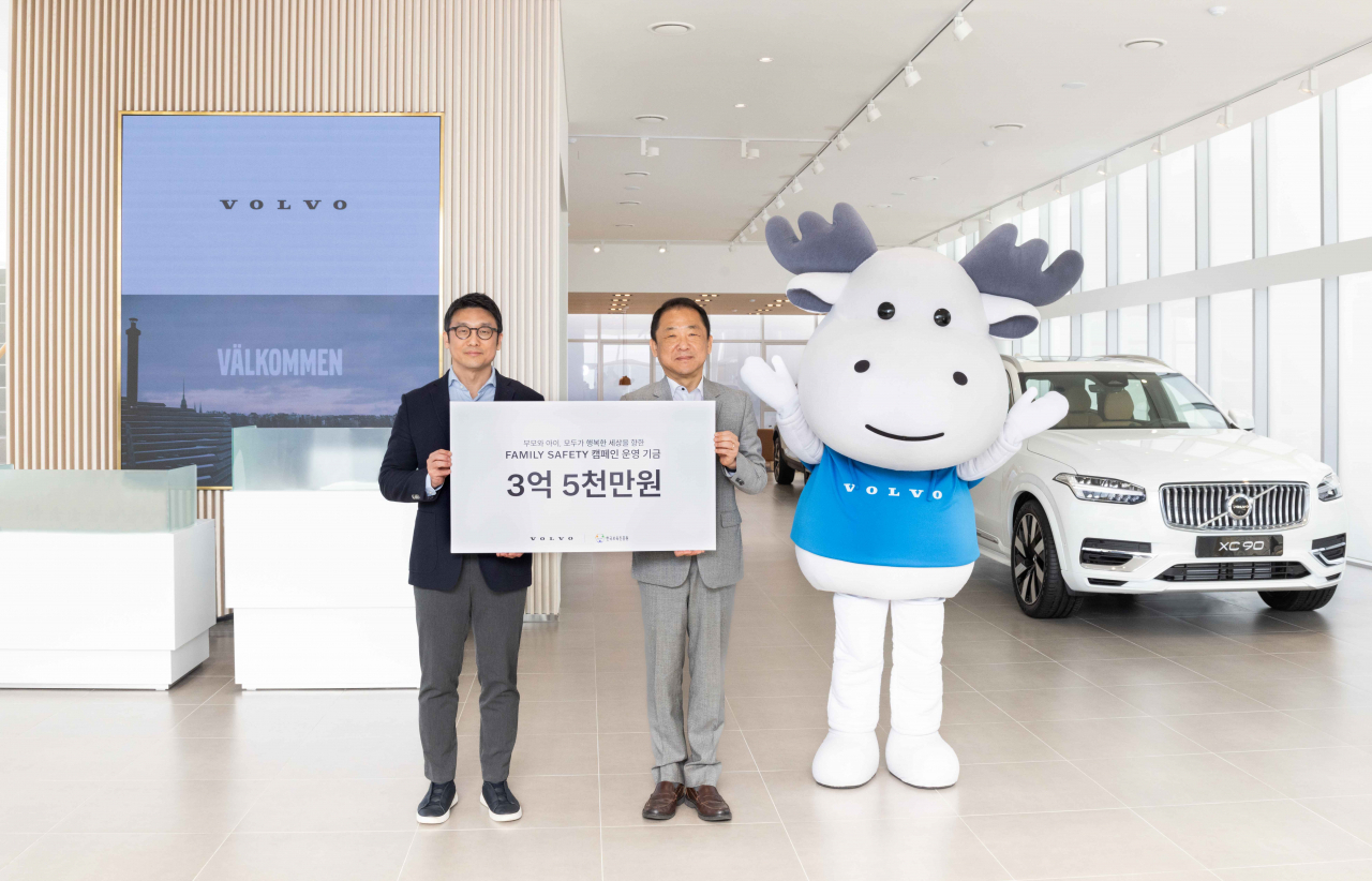 이윤모(왼쪽) 볼보자동차코리아 대표가 지난 13일 볼보자동차 용산 전시장에서 진행된 기부금 전달식에서 3억5000만원을 전달하고 있다. [볼보자동차코리아 제공]