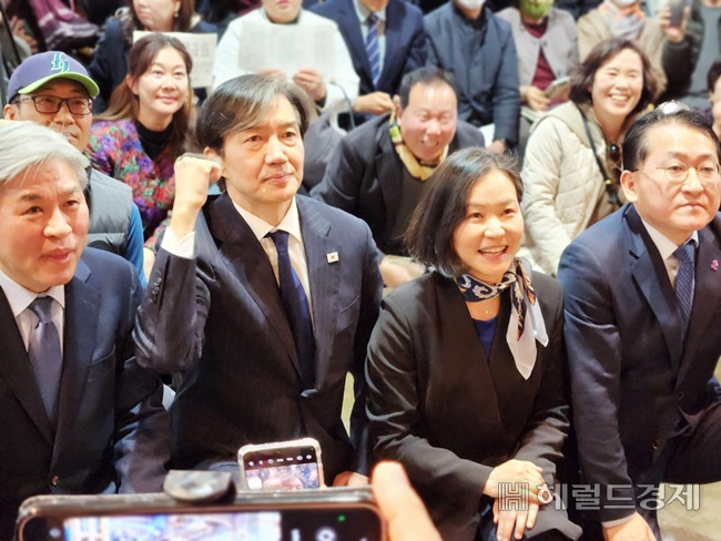 14일 오전 순천 청춘창고를 찾은 조국 조국혁신당 대표와 지도부가 기념촬영하고 있다. 사진 왼쪽부터 서왕진 에너지정책학박사, 조국 대표, 이해민 구글 연구원, 차규근 출입국외국인정책본부장. /박대성 기자.