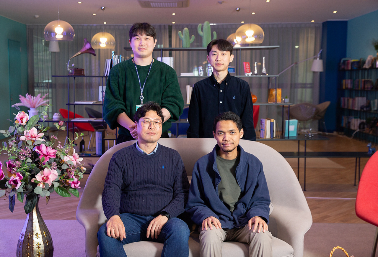 이번 연구를 수행한 UNIST 연구진. 이상학(윗줄 왼쪽부터), 황진하 연구원, 장성연(아랫줄 왼쪽부터) 교수, 무히불라 무바로크 연구원.[UNIST 제공]