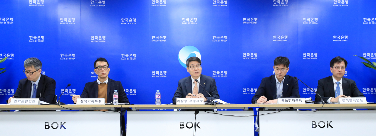 14일 서울 중구 한국은행에서 통화신용정책보고서(2024년 3월) 설명회가 열리고 있다. 왼쪽부터 이관교 한국은행 경기동향팀장, 방홍기 정책기획부장, 이상형 부총재보, 최창호 통화정책국장, 김병국 정책협력팀장. 연합뉴스