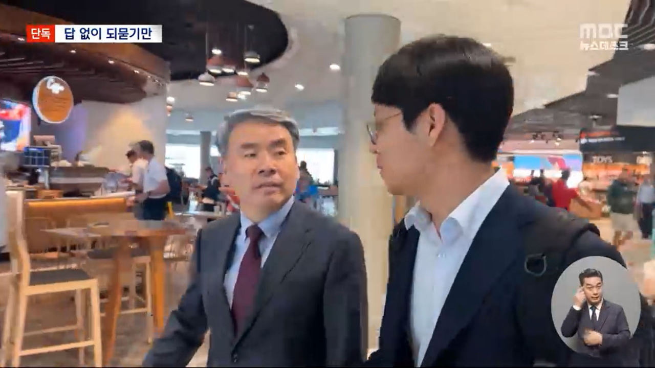 ‘해병대 채상병 사건 수사 외압 의혹’으로 수사를 받던 중 대사로 임명돼 지난 10일 출국한 이종섭 주호주 대사 내정자가 호주 브리즈번 공항에서 캔버라로 환승하던 중 동행 취재에 나선 MBC 취재진과 단독으로 만나 대화하고 있다. [연합]