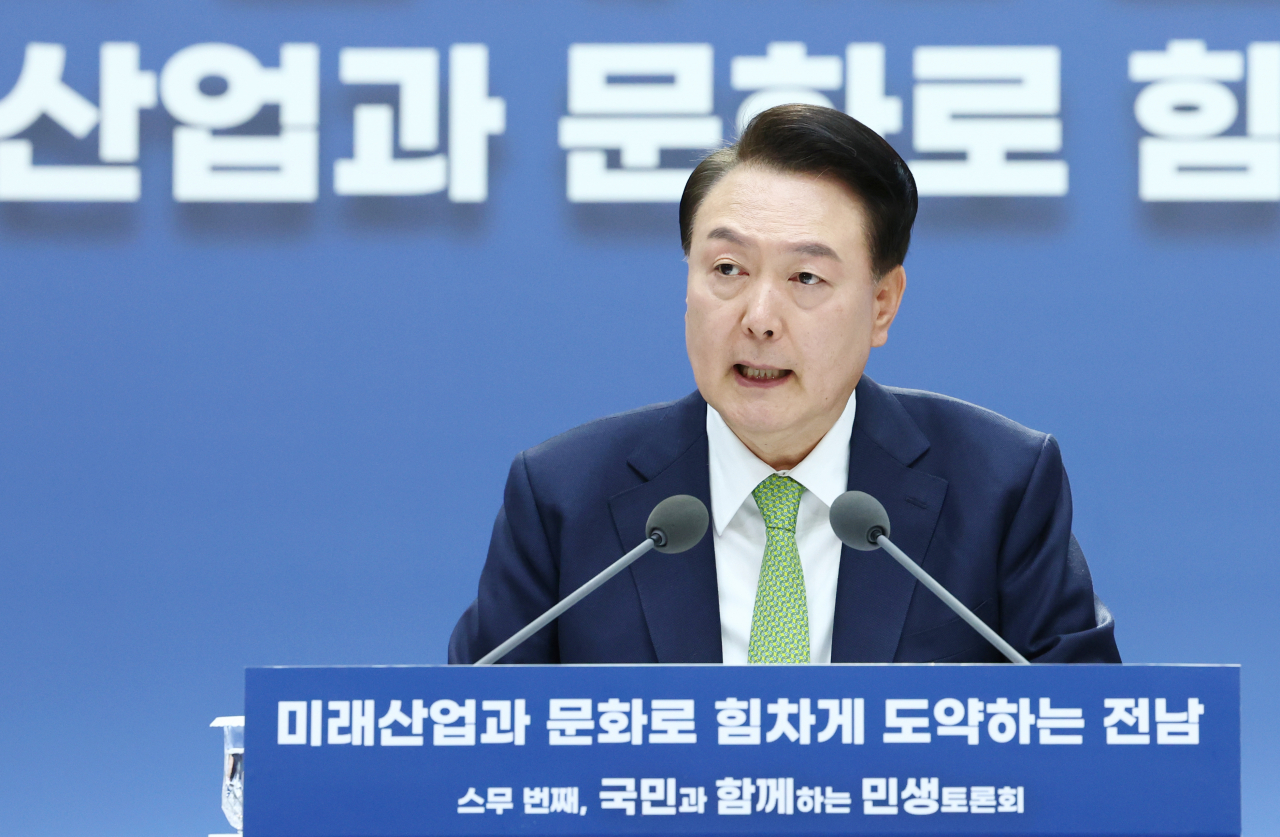 윤석열 대통령이 14일 전남 무안군 전남도청에서 '미래산업과 문화로 힘차게 도약하는 전남'을 주제로 열린 스무 번째 '국민과 함께하는 민생토론회'에서 발언하고 있다.[연합]