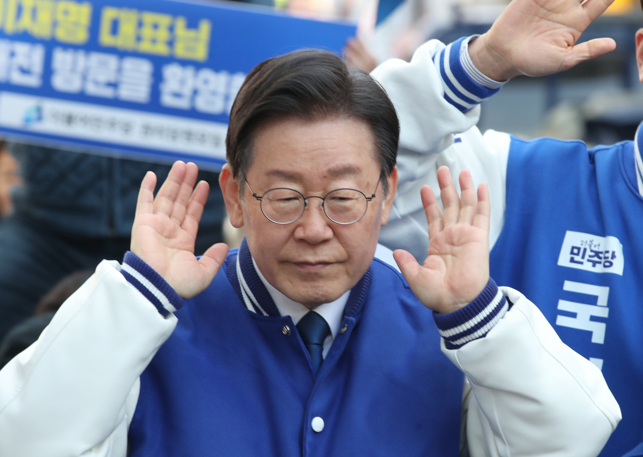 더불어민주당 이재명 대표가 14일 오전 대전 중구 으능정이 거리를 방문해 기자회견을 하고 있다. [연합]