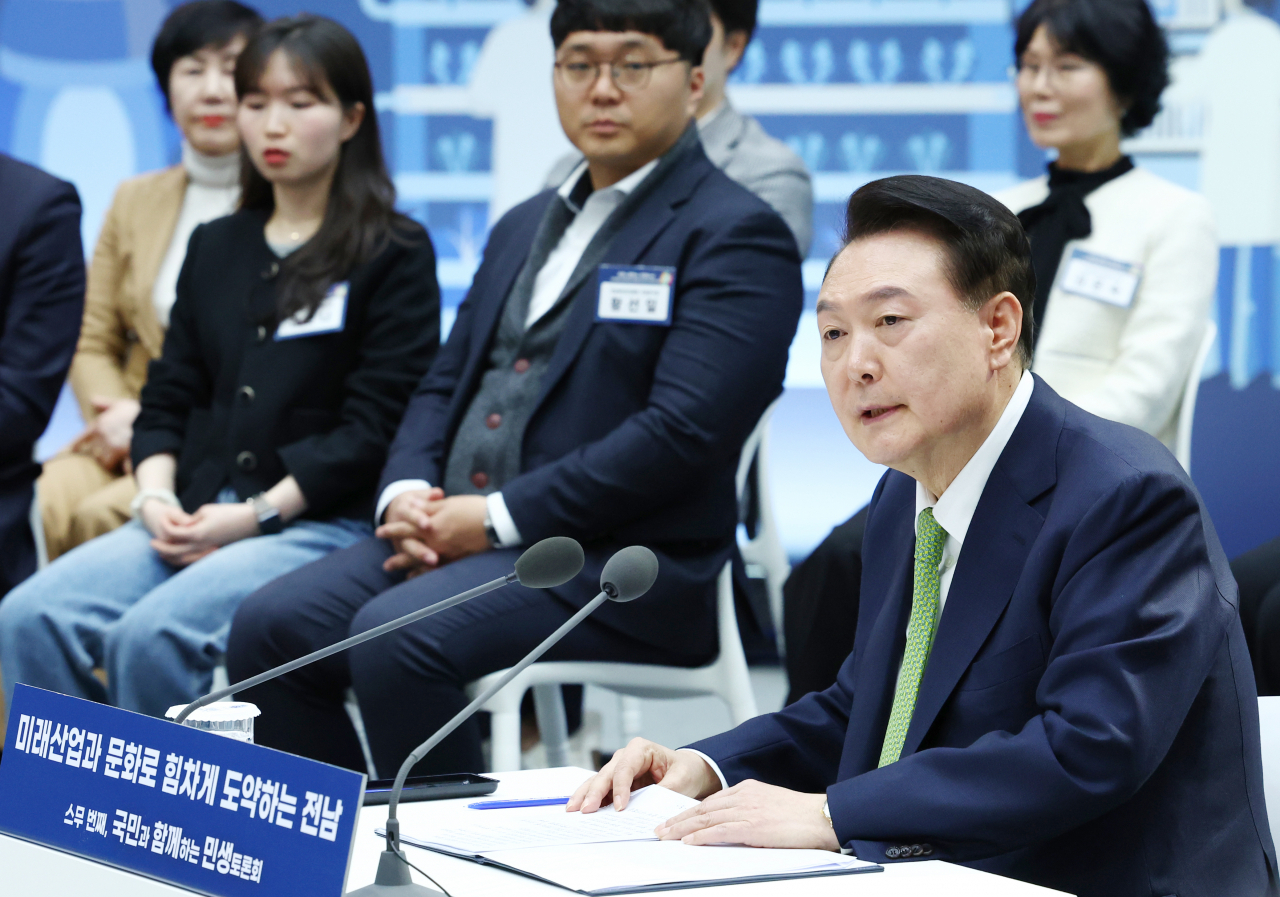 윤석열 대통령이 14일 전남 무안군 전남도청에서 ‘미래산업과 문화로 힘차게 도약하는 전남’을 주제로 열린 스무 번째 ‘국민과 함께하는 민생토론회’에서 발언하고 있다.[연합]