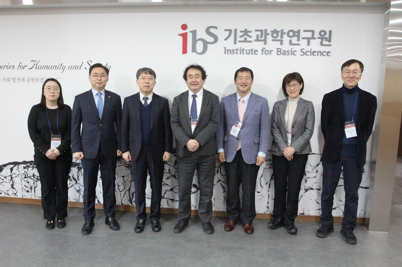 일본 이화학연구소(RIKEN) 니시나센터 대표단이 기초과학연구원(IBS) 본원을 방문, 기념촬영을 하고 있다.[IBS 제공]