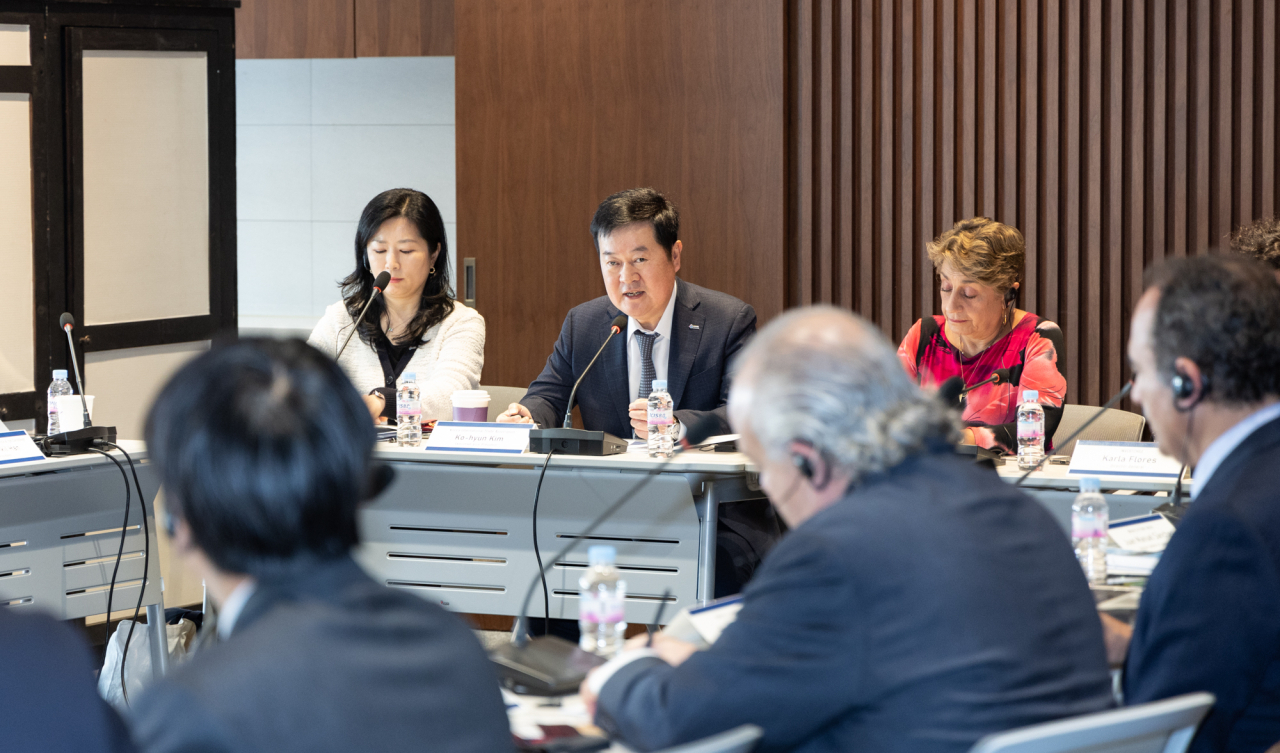 한국무역협회가 14일 서울 삼성동 트레이드타워에서 주한 칠레대사관과 공동으로 개최한 ‘한-칠레 비즈니스라운드테이블’에서 김고현(뒷줄 가운데) 한국무역협회 전무가 발언하고 있다. [한국무역협회 제공]