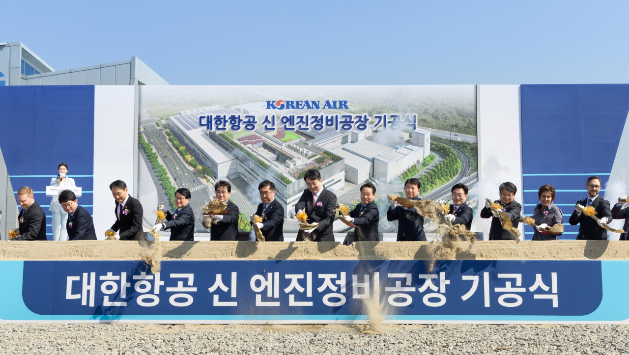 민길수(왼쪽 네번째부터) 중부지방고용노동청장, 배준영 국민의힘 의원, 맹성규 더불어민주당 의원, 조원태 한진그룹 회장, 유정복 인천광역시장, 이윤상 국토교통부 항공정책실장, 윤원석 인천경제자유구역청장 및 관계자들이 14일 운북지구 엔진 정비 공장 기공식에서 시삽 세리머니를 하고 있다. [대한항공 제공]
