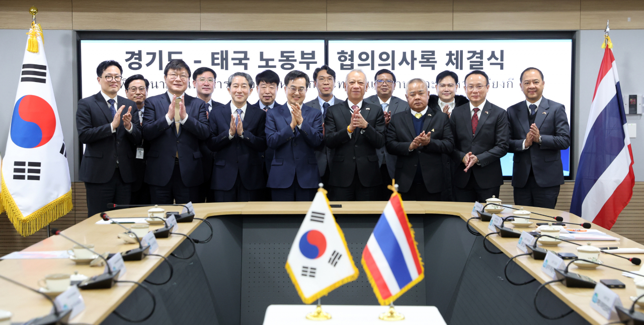 4일 오전 경기도청 5층 서희홀에서 김동연 경기도지사, 피팟 라차킷프라칸 태국 노동부 장관 및 관계자 등이 경기도-태국 노동부 협의의사록 체결식을 마치고 기념촬영을 하고 있다.[경기도 제공]