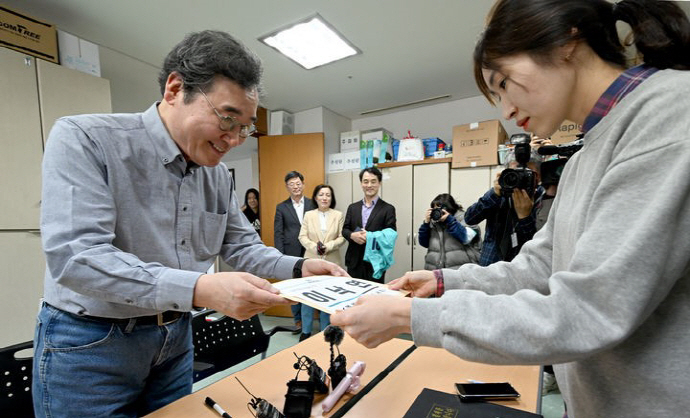 이낙연 새로운미래 공동대표가 14일 오후 광주 광산구선거관리위원회를 찾아 광주 광산을 예비후보 등록 서류를 제출하고 있다.[뉴시스]