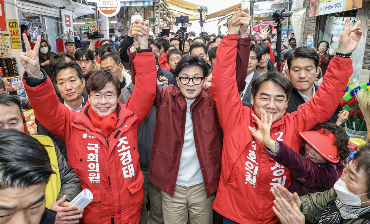 국민의힘 한동훈 비상대책위원장이 지난 14일 오후 부산 사하구 괴정골목시장을 찾아 이성권, 조경태 후보 지지를 호소하고 있다. [연합]