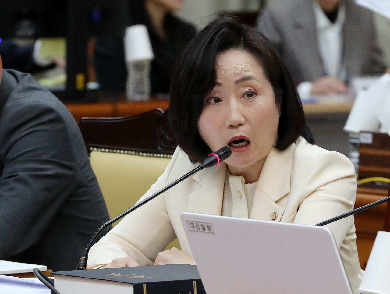 전주혜 국민의힘 의원이 지난해 10월 서울 서초구 대검찰청에서 열린 국회 법제사법위원회의 대검찰청에 대한 국정감사에서 이원석 검찰총장에게 질의를 하고 있다. [국회사진기자단]