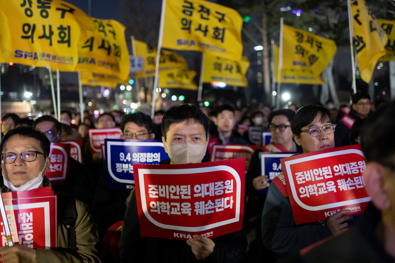 14일 서울 용산구 전쟁기념관 앞에서 서울시의사회 주최로 열린 제3차 의대정원증원 필수의료패키지 저지를 위한 궐기대회에서 참석자들이 관련 손 피켓을 들고 있다. [연합]