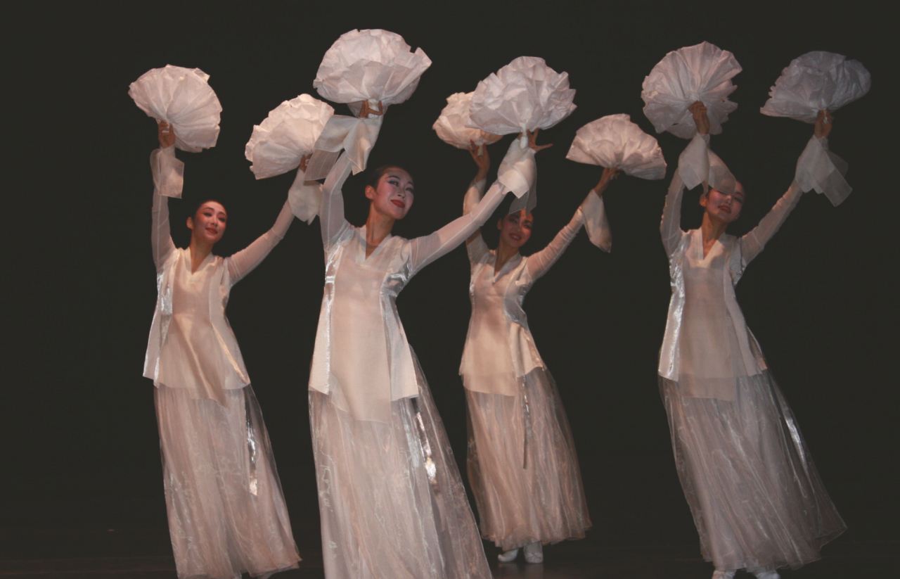 "Spring, Bloom as Dance" (National Folk Museum of Korea)