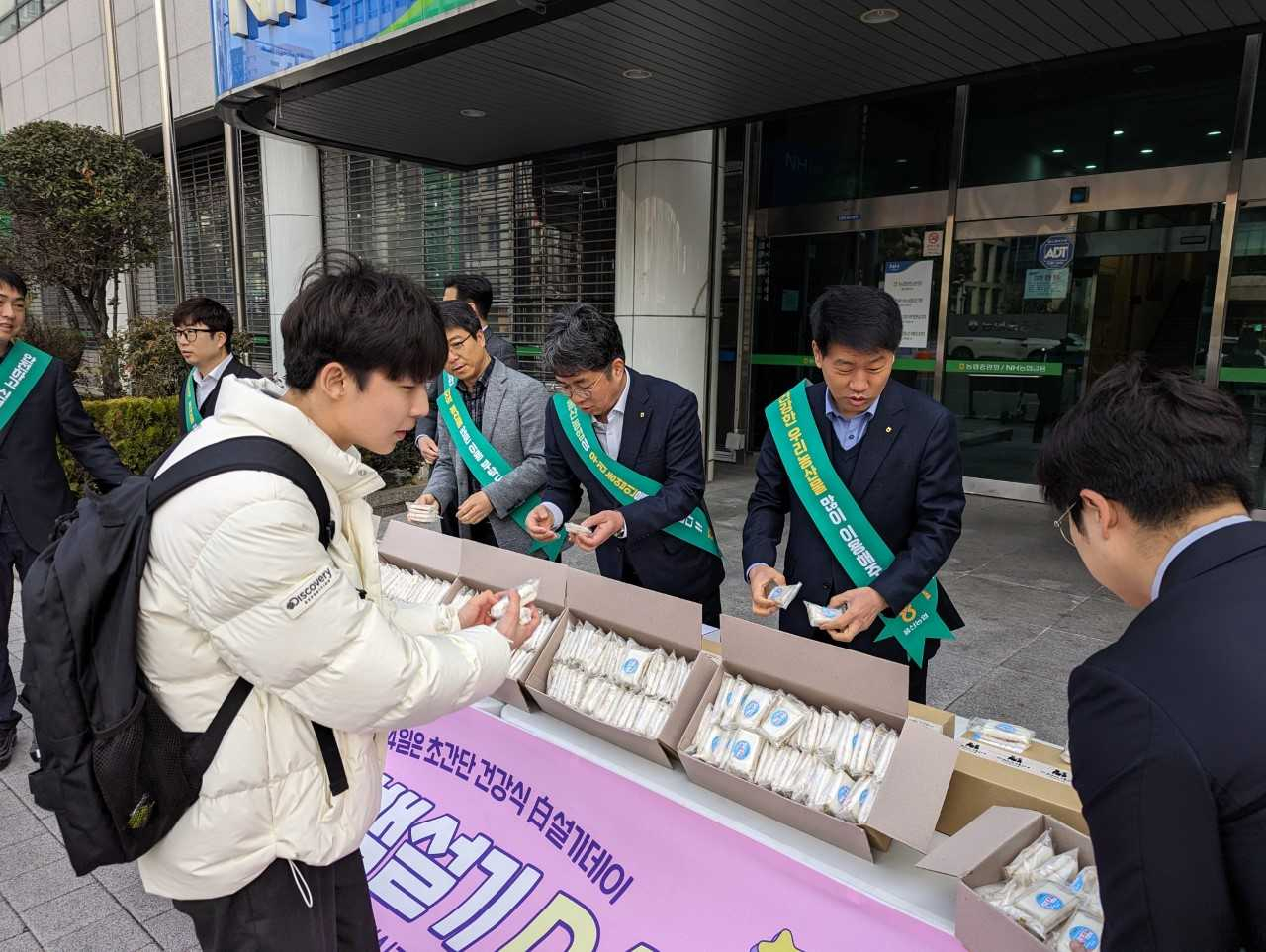 14일 백설기데이를 맞아 농협중앙회 울산본부와 NH농협은행 울산본부 직원들이 우리 쌀로 만든 백설기 떡을 시민들에게 나눠주고 있다. [사진=농협중앙회 울산본부]