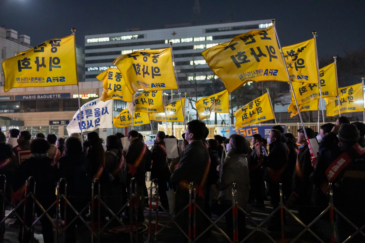 지난 14일 서울 용산구 전쟁기념관 앞에서 서울시의사회 주최로 열린 제3차 의대정원증원 필수의료패키지 저지를 위한 궐기대회에서 참석자들이 관련 소속 깃발을 들고 있다. [연합]