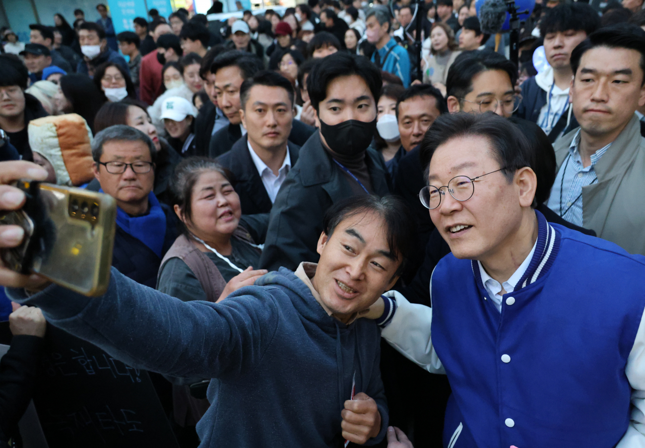 이재명 더불어민주당 대표가 14일 오후 청주시 서원구 충북대학교 인근 번화가를 찾아 시민들과 기념사진을 찍고 있다. [연합]