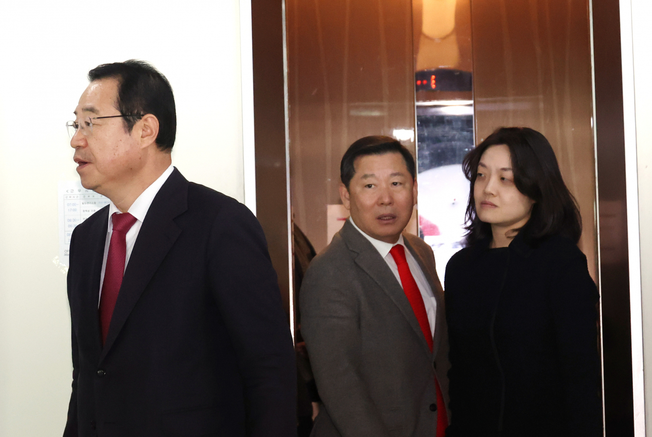 국민의힘 공천관리위원회 정영환 위원장과 이철규 위원 등이 14일 여의도 당사에서 공관위 회의 결과 발표를 위해 입장하고 있다.[연합]